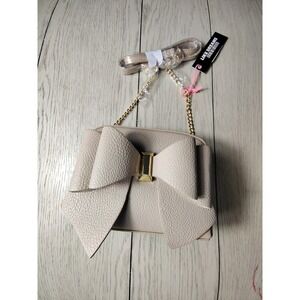 Like Dreams Beige Pebbled Faux Leather Bow Crossbody Bag Gold Chain Strap‎ NWT